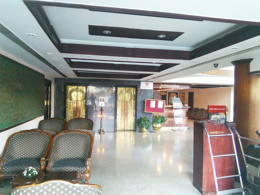 ホテル The Woods Manor Mg Road Kochi エクステリア 写真