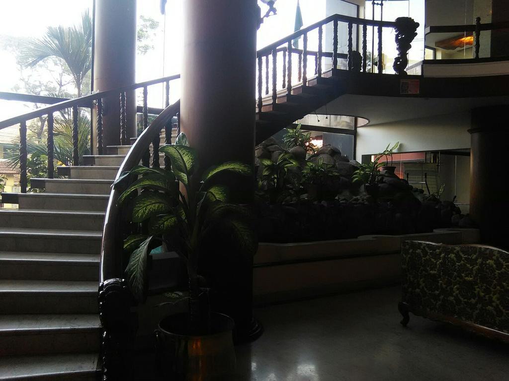 ホテル The Woods Manor Mg Road Kochi エクステリア 写真