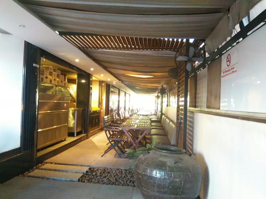 ホテル The Woods Manor Mg Road Kochi エクステリア 写真