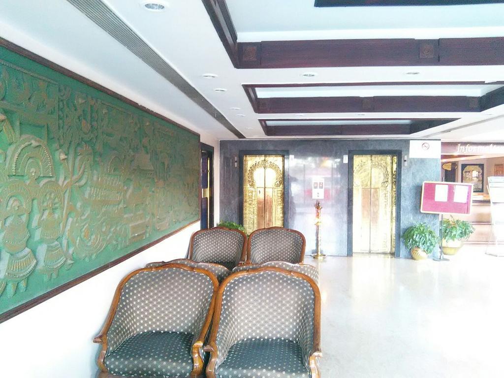 ホテル The Woods Manor Mg Road Kochi エクステリア 写真