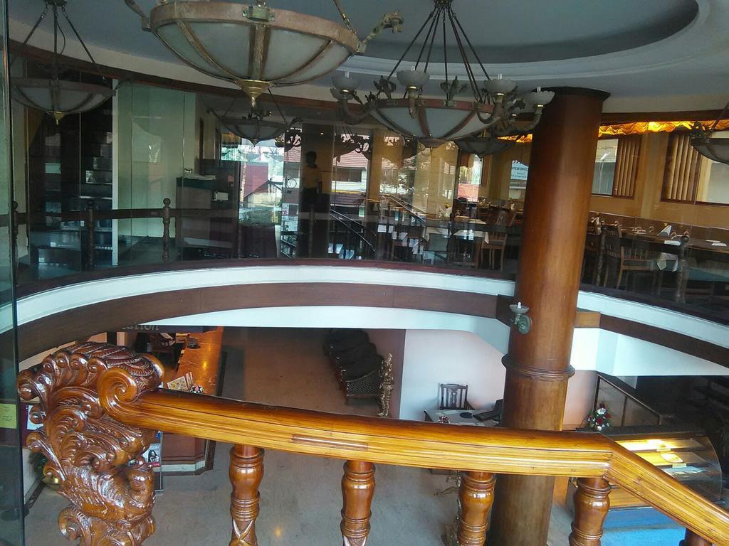 ホテル The Woods Manor Mg Road Kochi エクステリア 写真