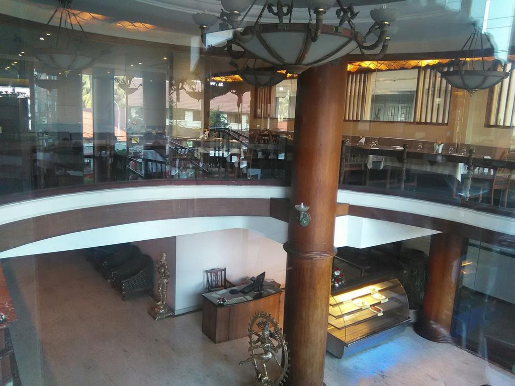 ホテル The Woods Manor Mg Road Kochi エクステリア 写真