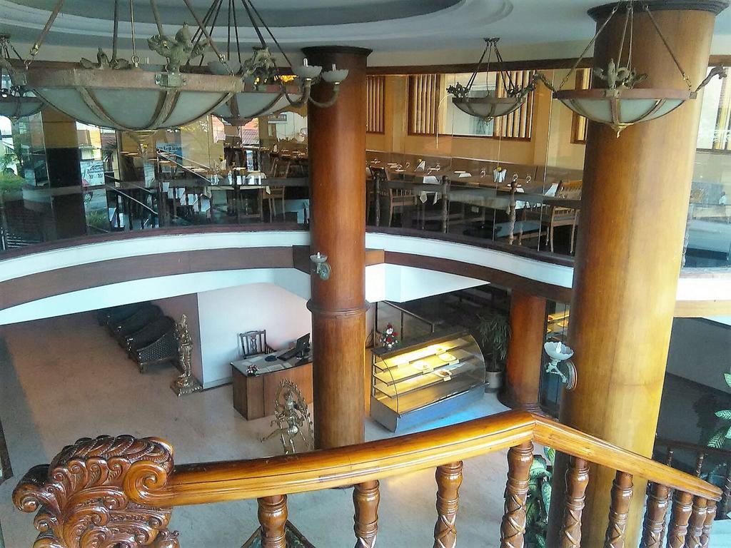 ホテル The Woods Manor Mg Road Kochi エクステリア 写真