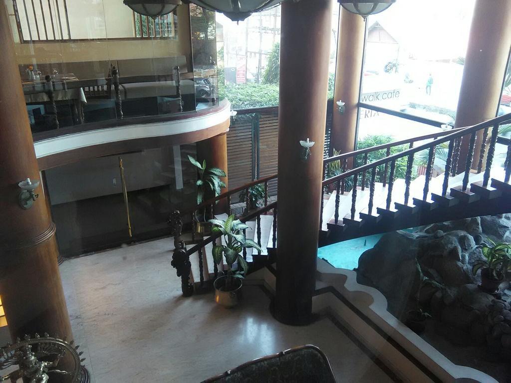 ホテル The Woods Manor Mg Road Kochi エクステリア 写真