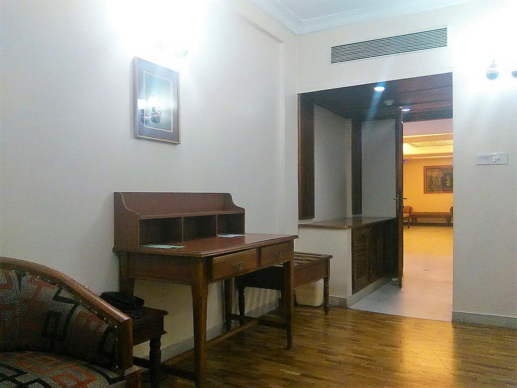 ホテル The Woods Manor Mg Road Kochi エクステリア 写真