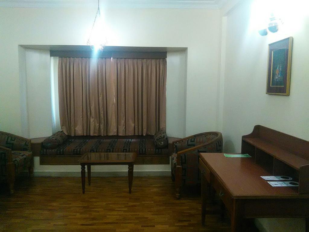ホテル The Woods Manor Mg Road Kochi エクステリア 写真