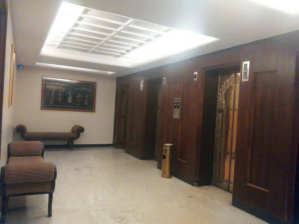 ホテル The Woods Manor Mg Road Kochi エクステリア 写真