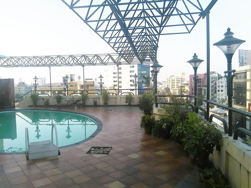 ホテル The Woods Manor Mg Road Kochi エクステリア 写真