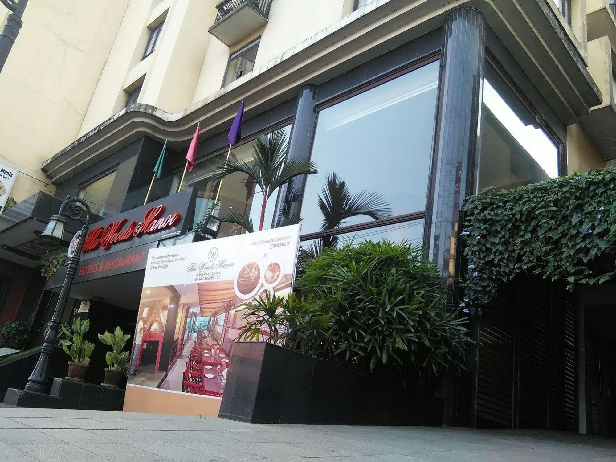 ホテル The Woods Manor Mg Road Kochi エクステリア 写真