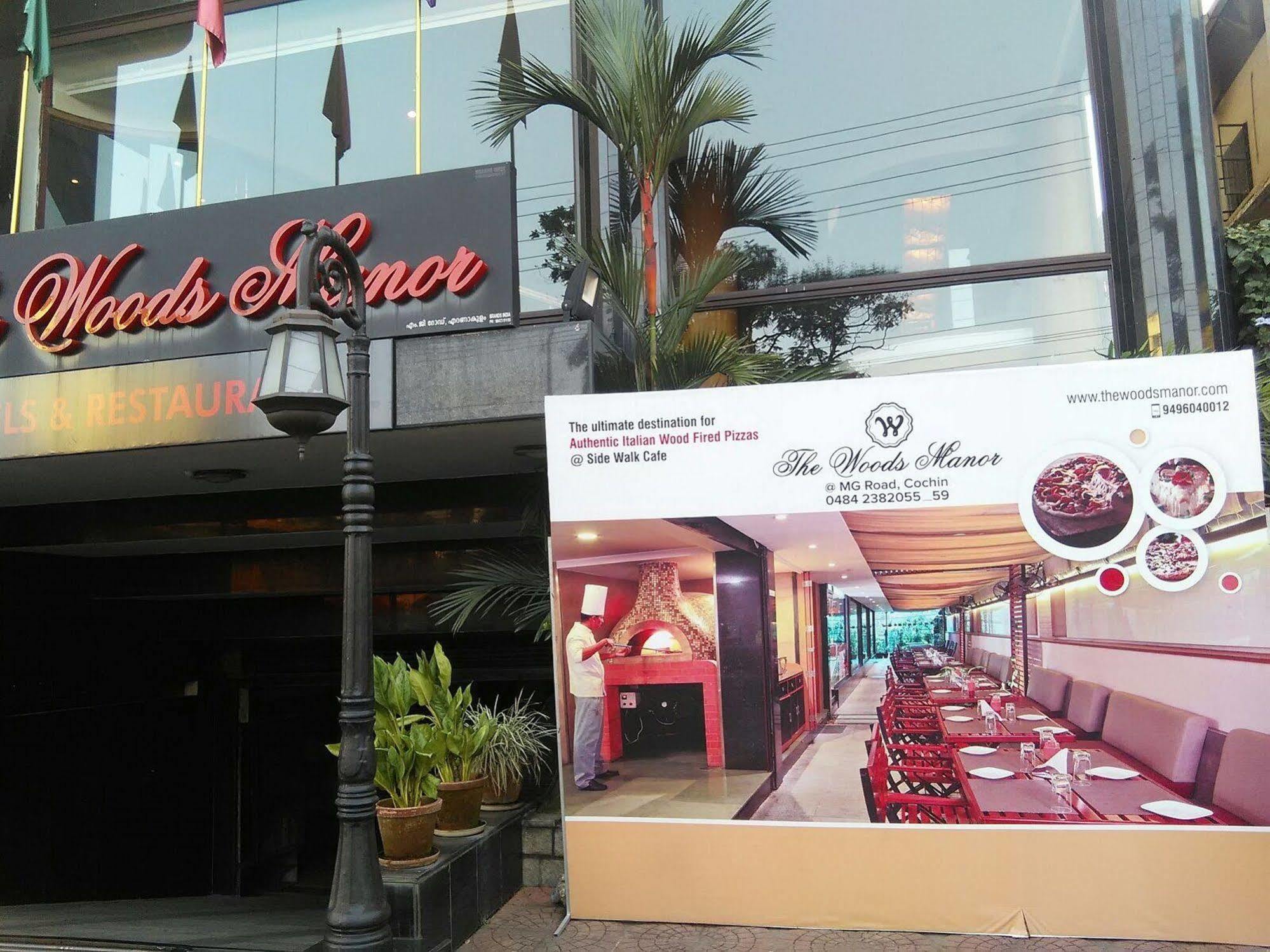 ホテル The Woods Manor Mg Road Kochi エクステリア 写真