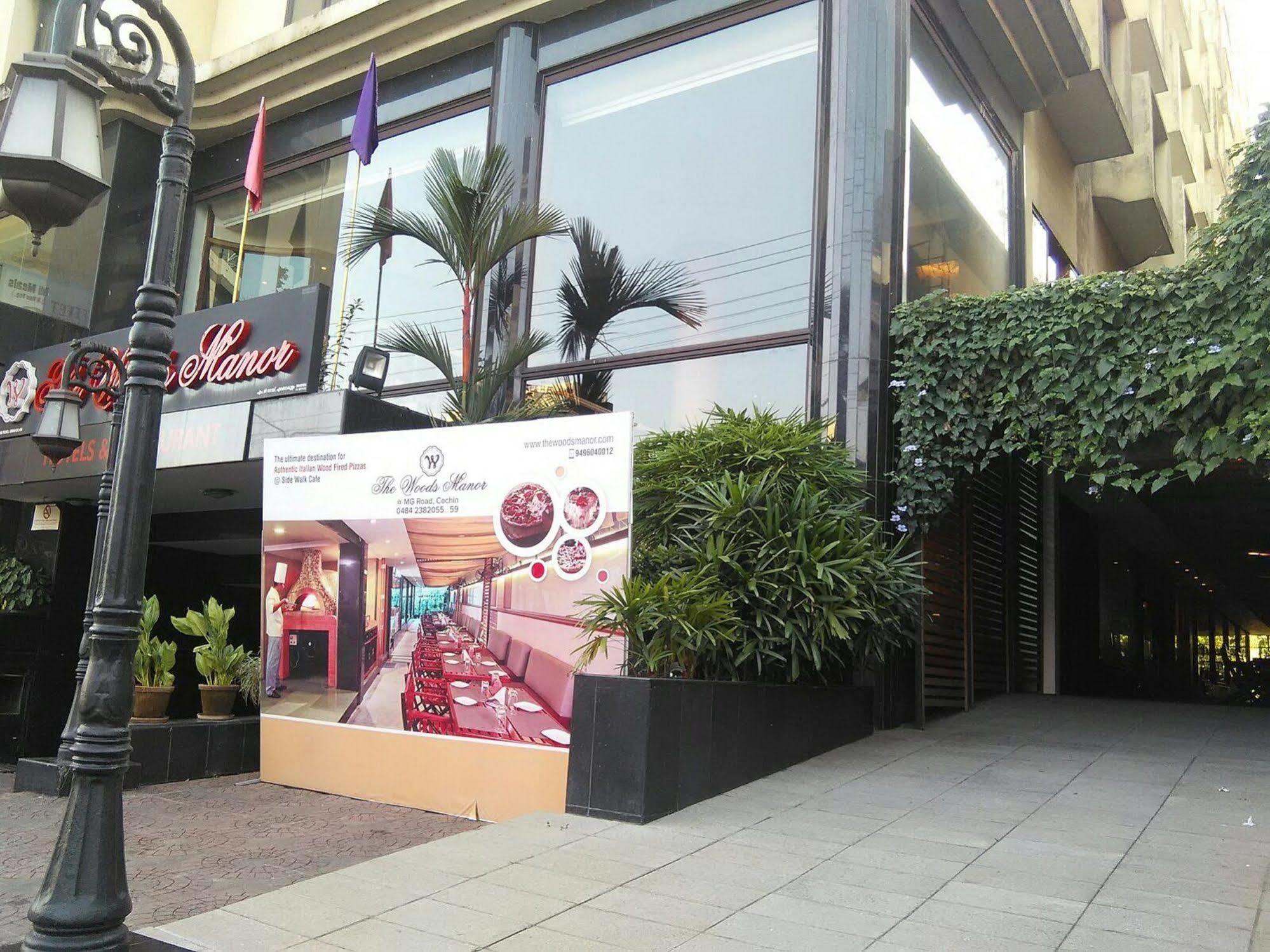 ホテル The Woods Manor Mg Road Kochi エクステリア 写真