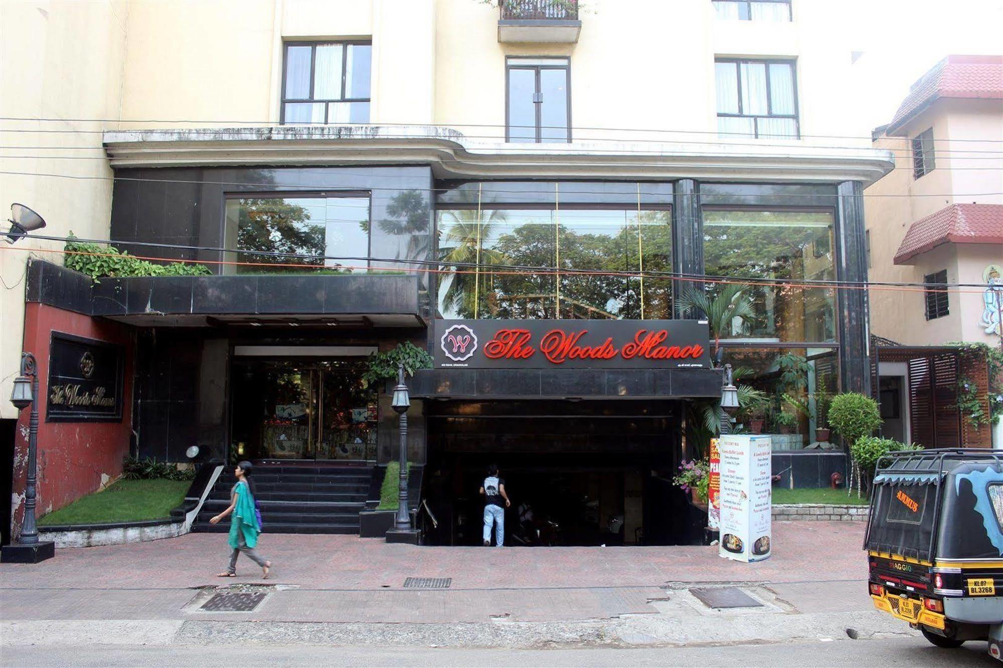 ホテル The Woods Manor Mg Road Kochi エクステリア 写真