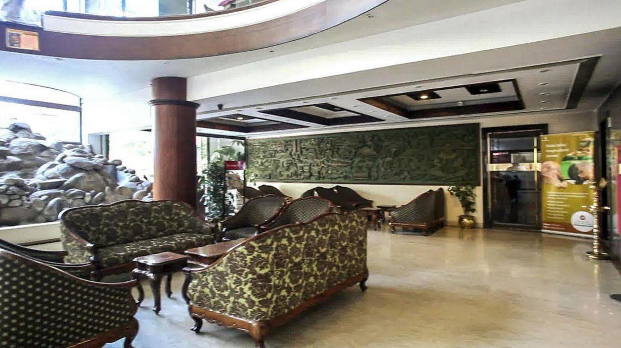 ホテル The Woods Manor Mg Road Kochi エクステリア 写真