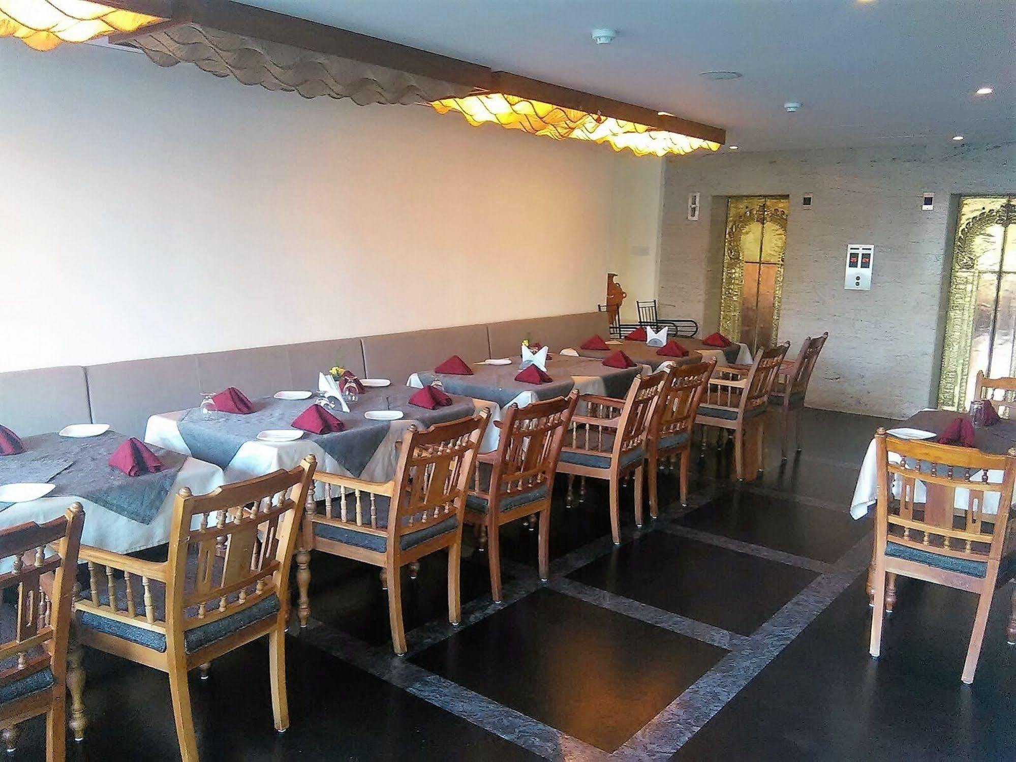 ホテル The Woods Manor Mg Road Kochi エクステリア 写真
