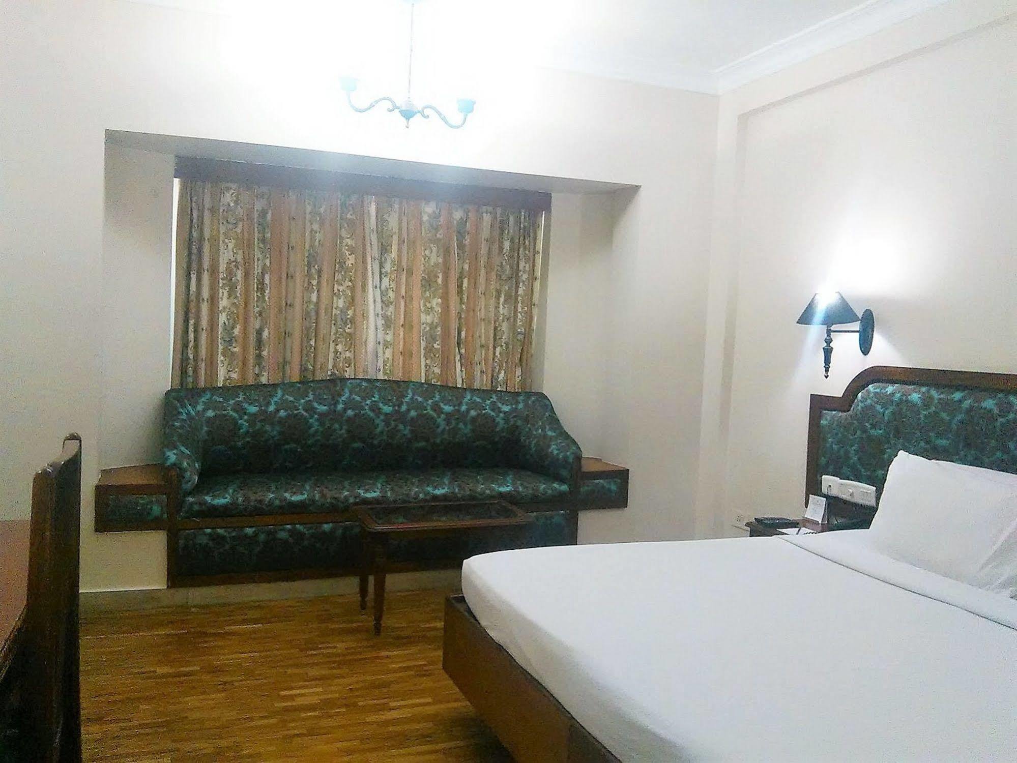 ホテル The Woods Manor Mg Road Kochi エクステリア 写真