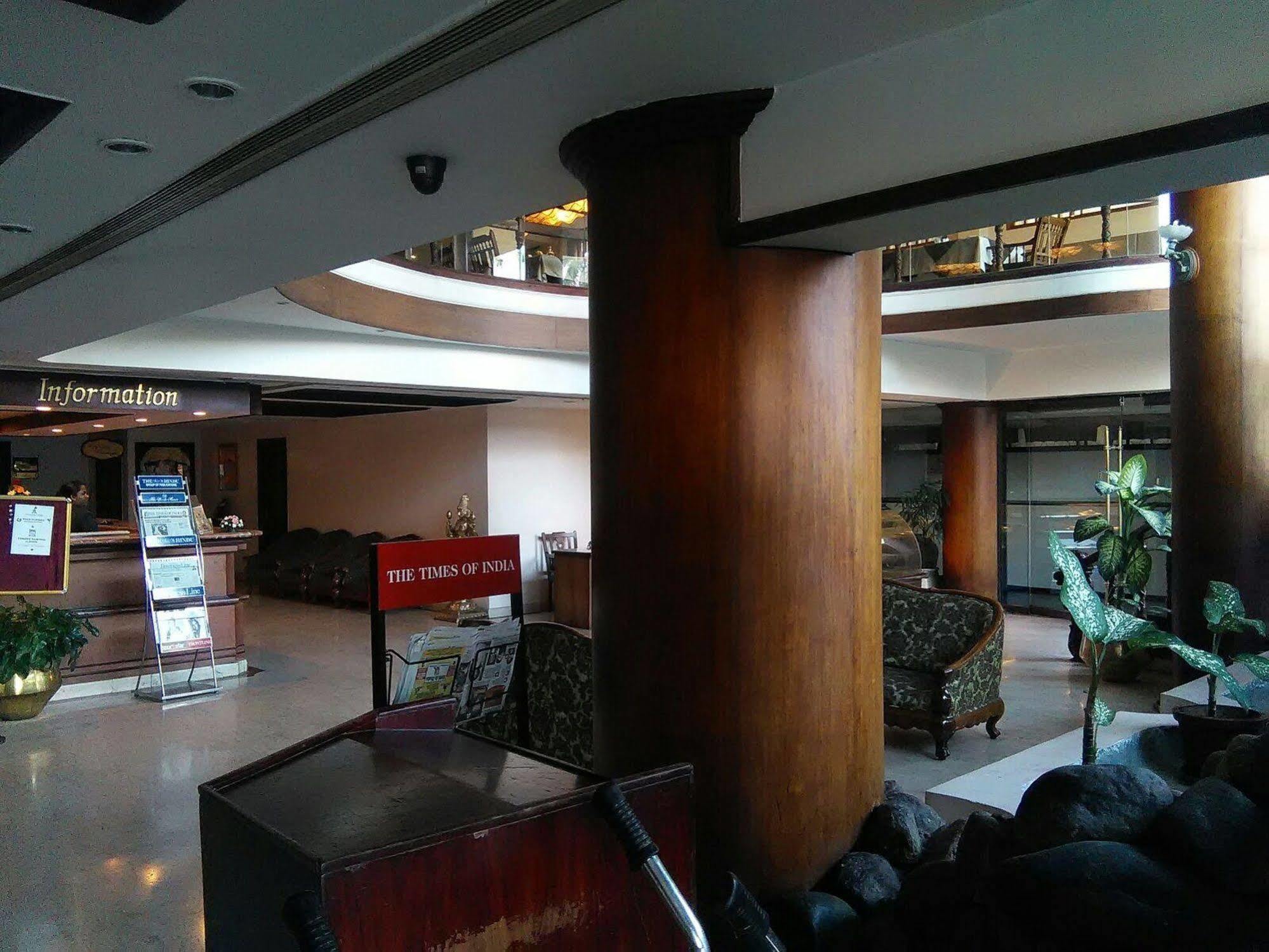 ホテル The Woods Manor Mg Road Kochi エクステリア 写真