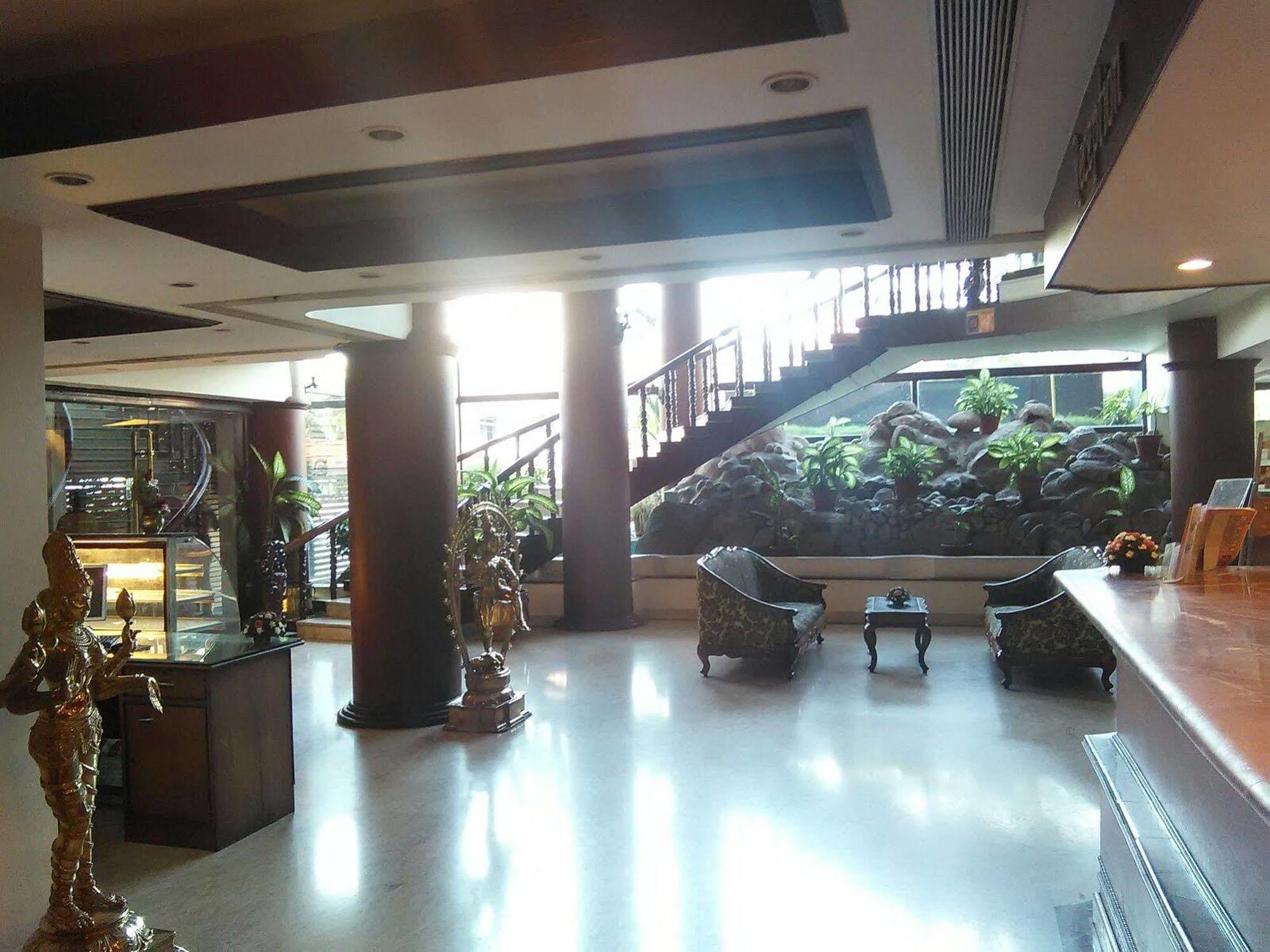 ホテル The Woods Manor Mg Road Kochi エクステリア 写真