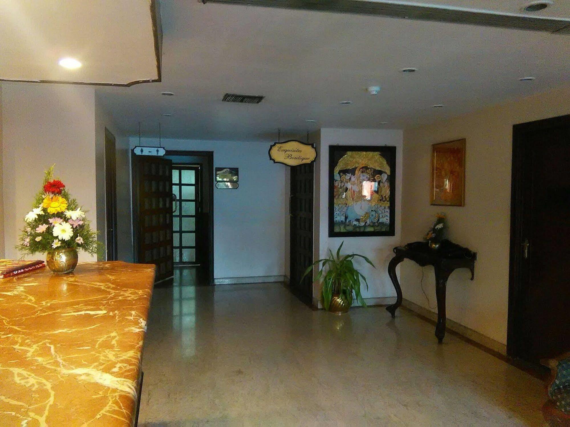ホテル The Woods Manor Mg Road Kochi エクステリア 写真