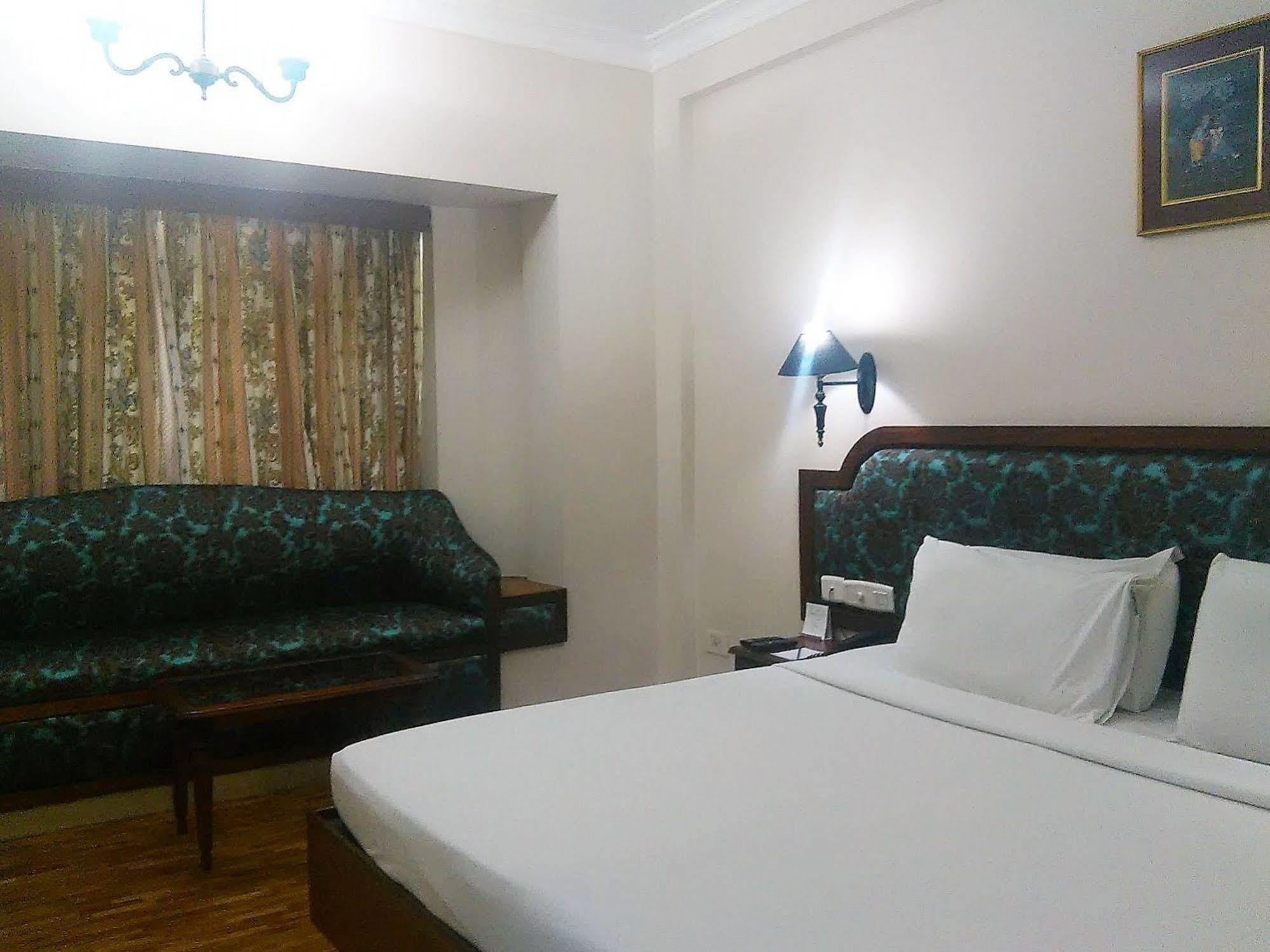 ホテル The Woods Manor Mg Road Kochi エクステリア 写真