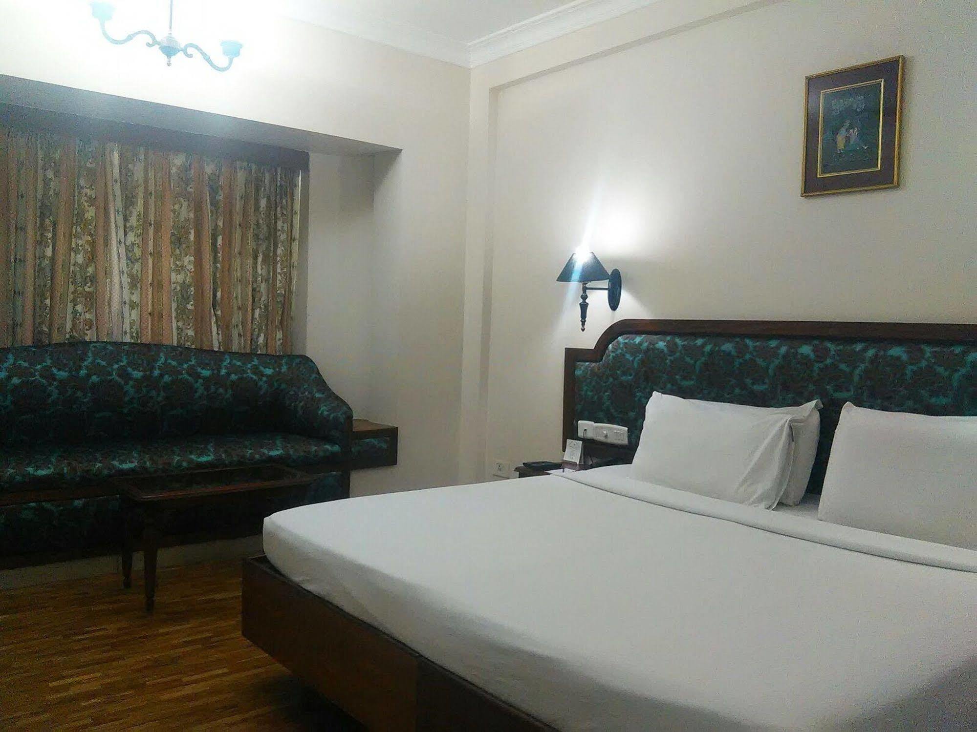 ホテル The Woods Manor Mg Road Kochi エクステリア 写真