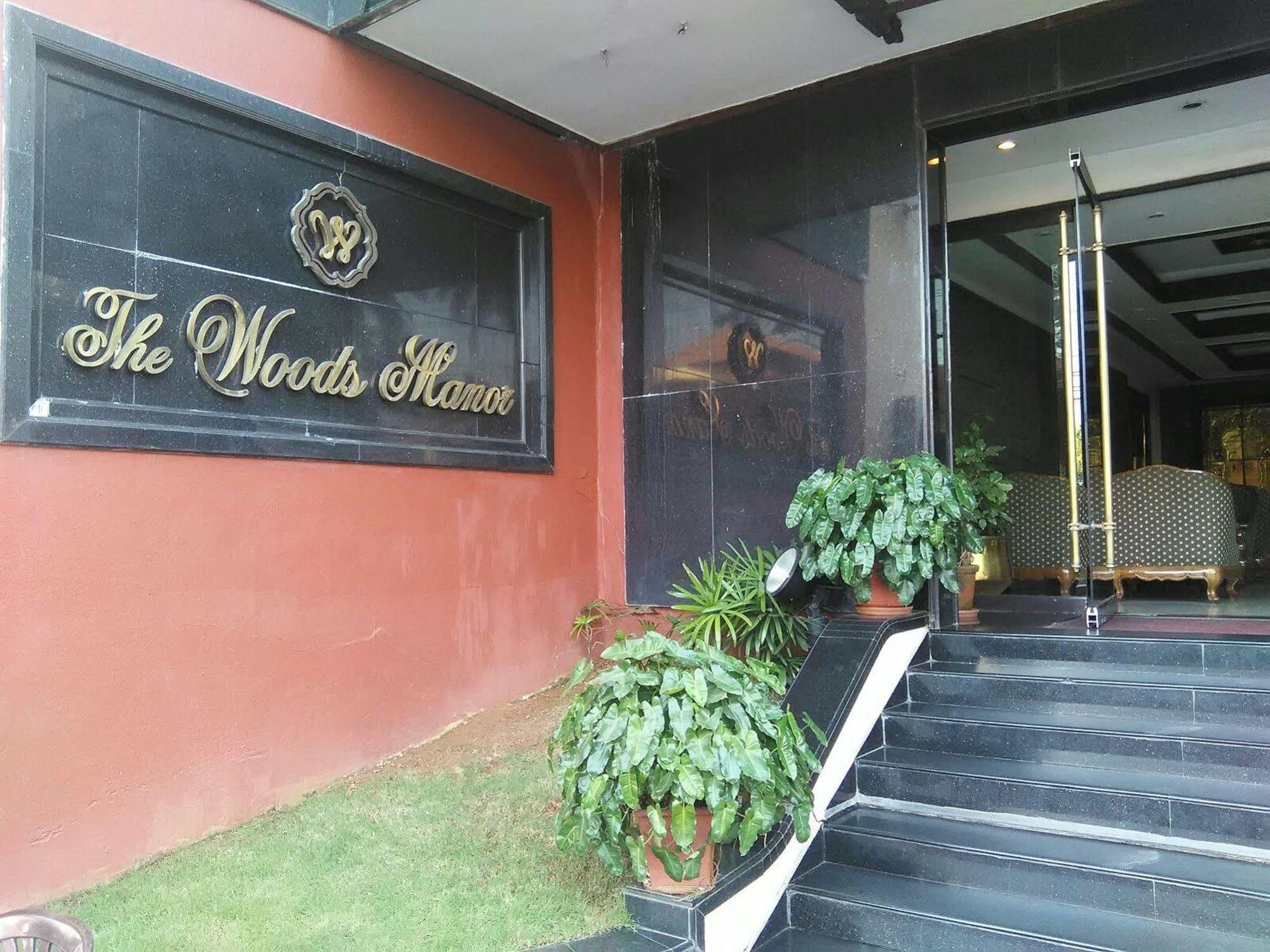 ホテル The Woods Manor Mg Road Kochi エクステリア 写真