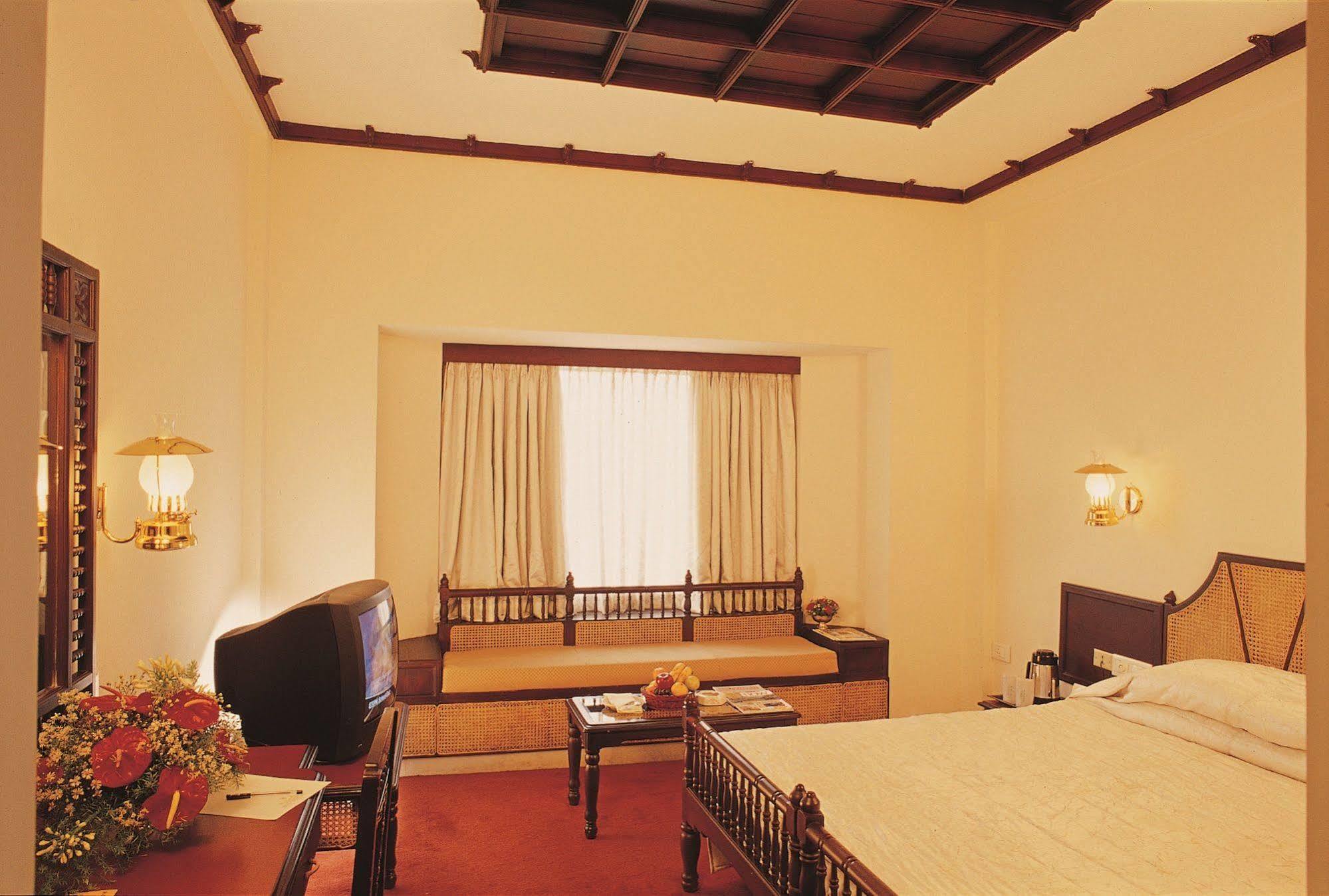ホテル The Woods Manor Mg Road Kochi エクステリア 写真