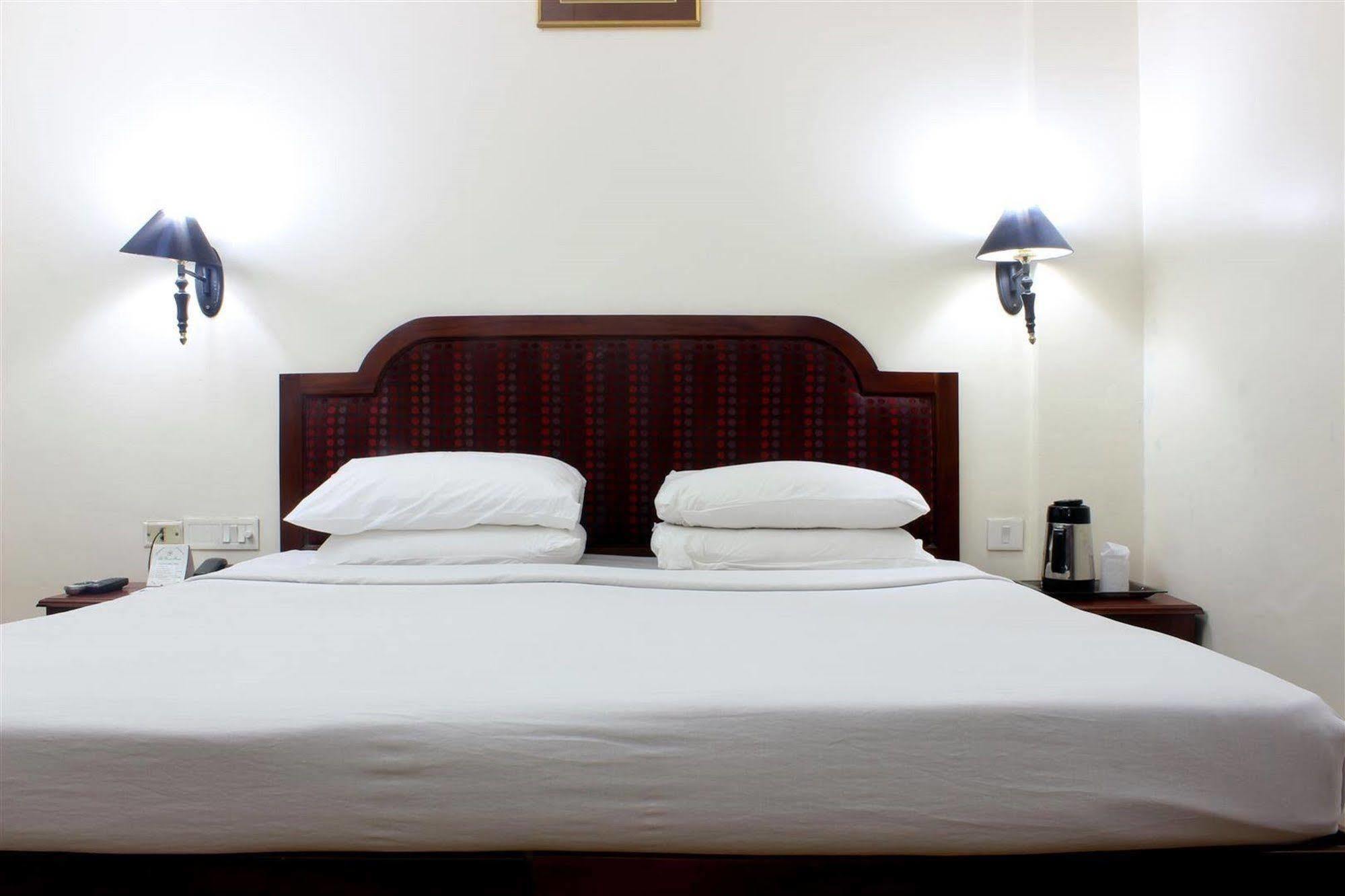 ホテル The Woods Manor Mg Road Kochi エクステリア 写真
