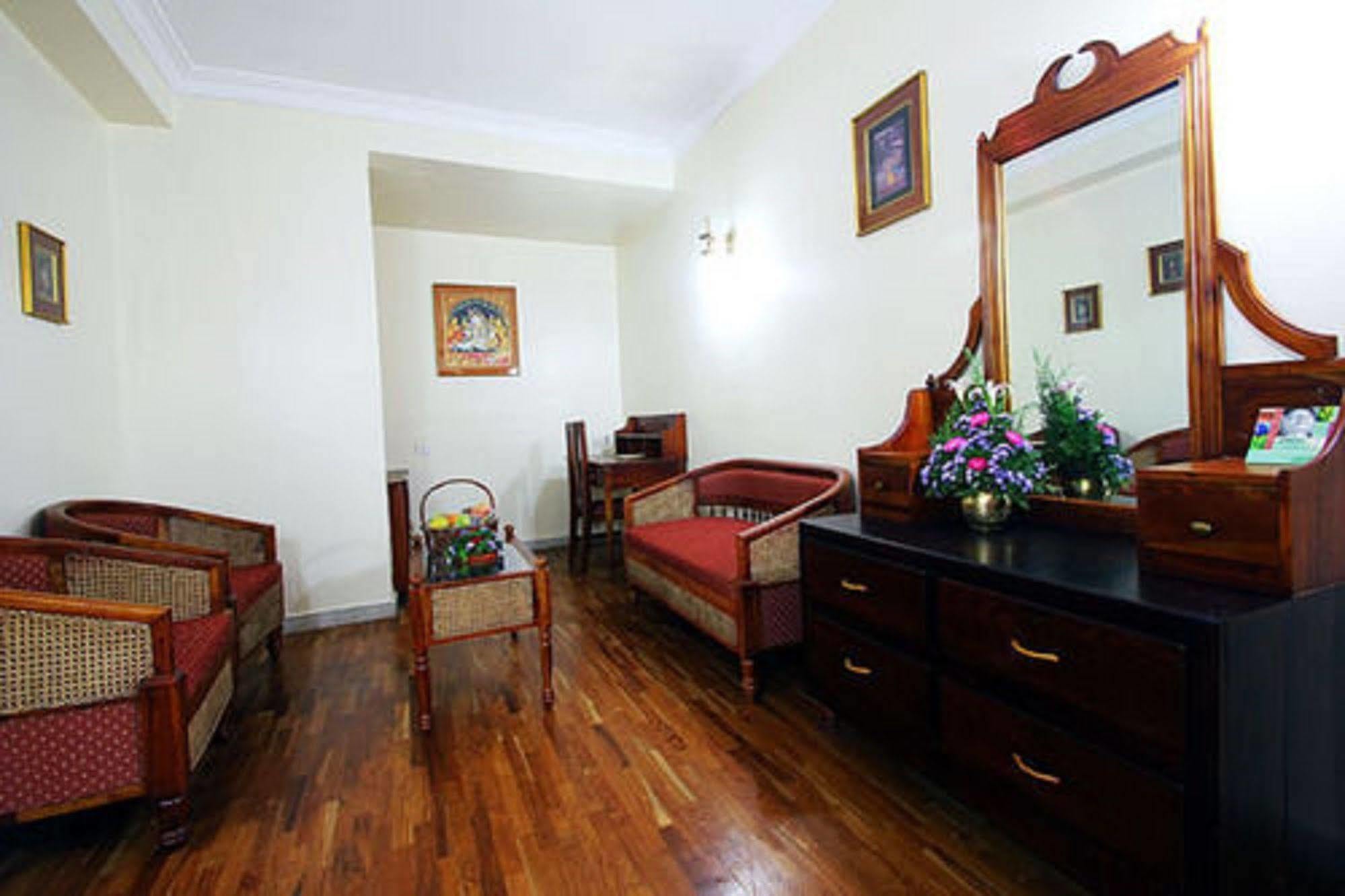 ホテル The Woods Manor Mg Road Kochi エクステリア 写真