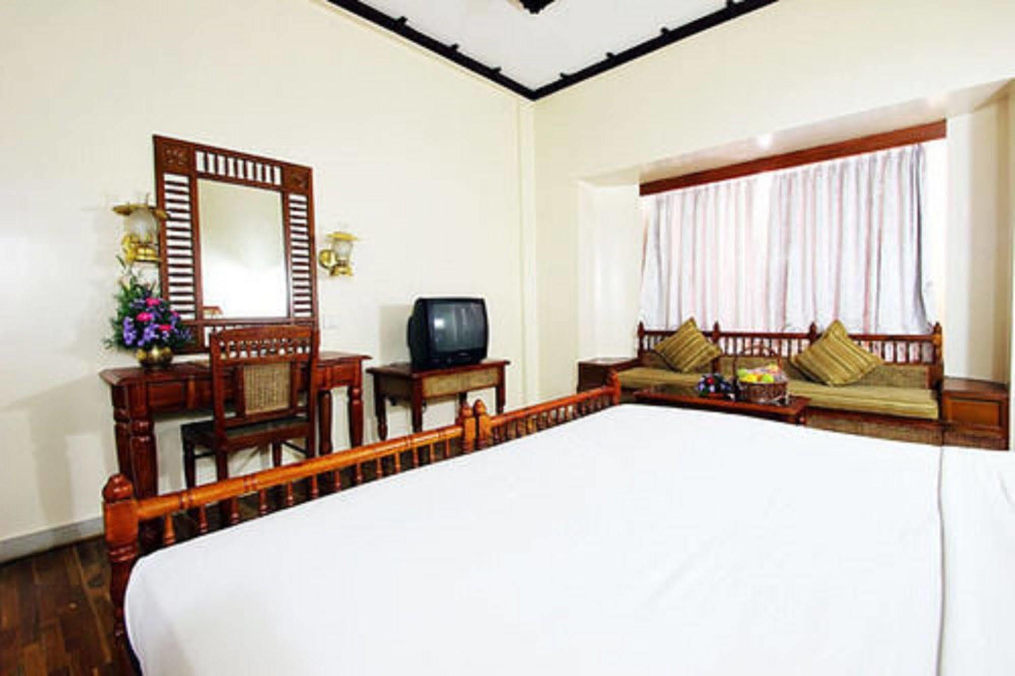ホテル The Woods Manor Mg Road Kochi エクステリア 写真