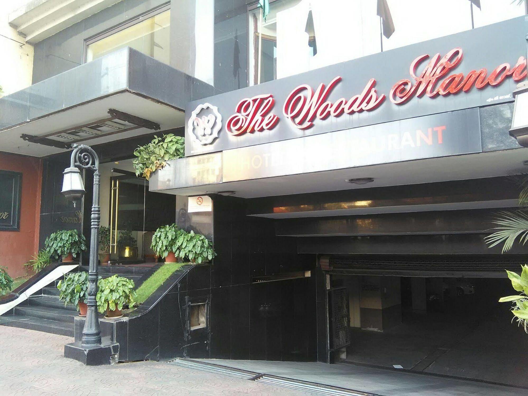 ホテル The Woods Manor Mg Road Kochi エクステリア 写真
