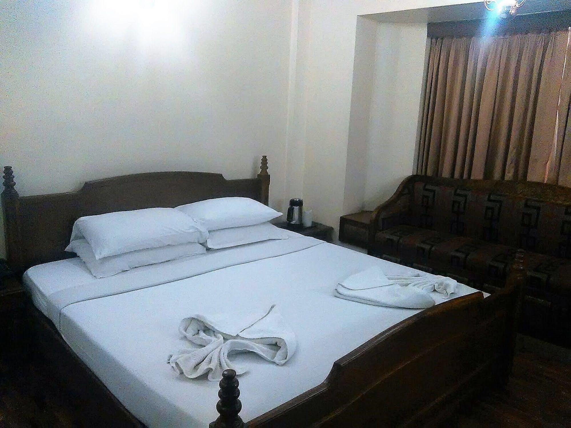 ホテル The Woods Manor Mg Road Kochi エクステリア 写真