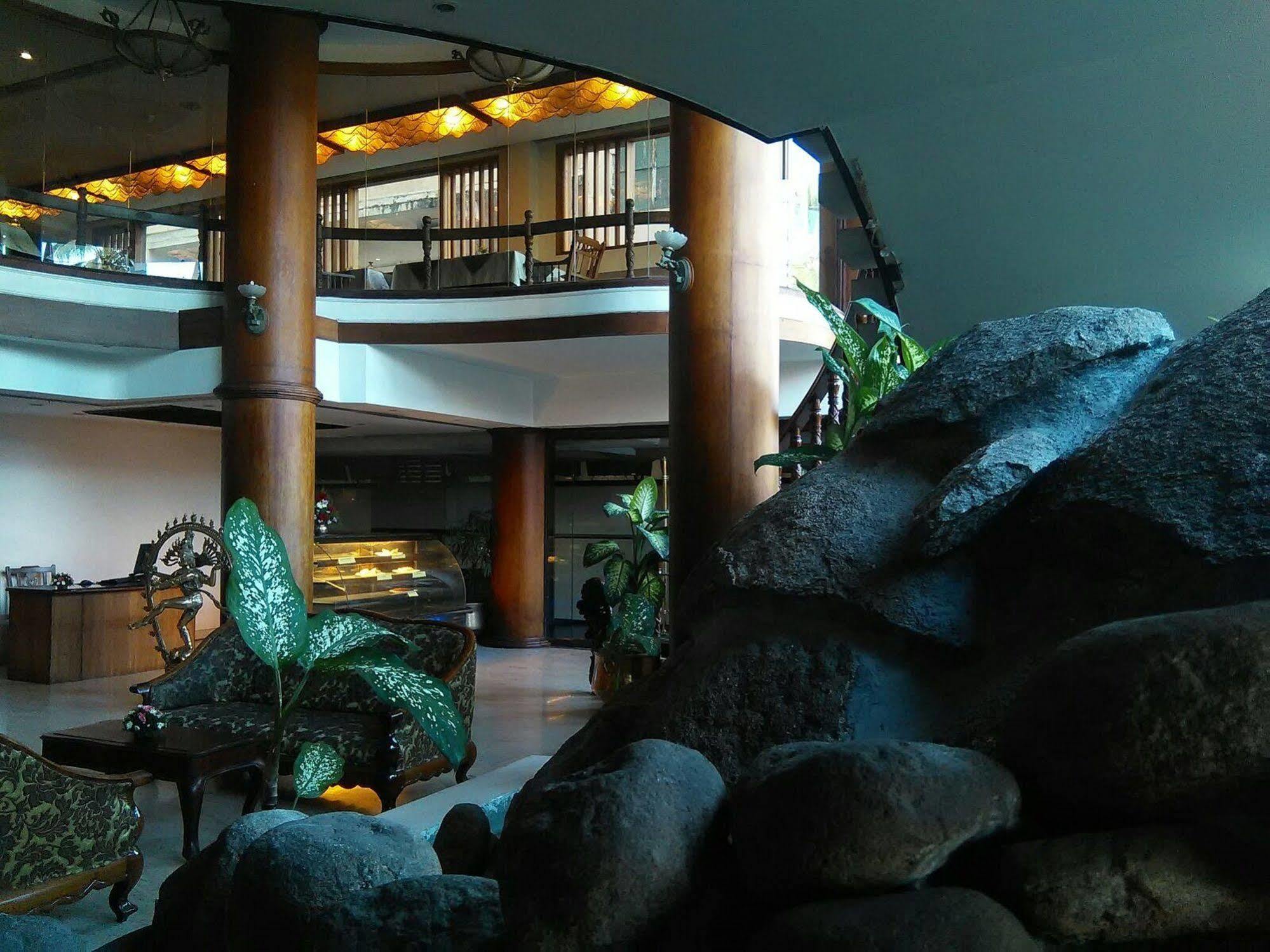 ホテル The Woods Manor Mg Road Kochi エクステリア 写真
